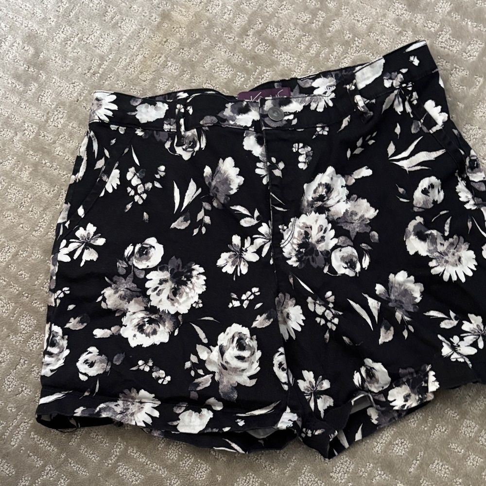 Gloria Vanderbilt Black and White Floral Women's Shorts